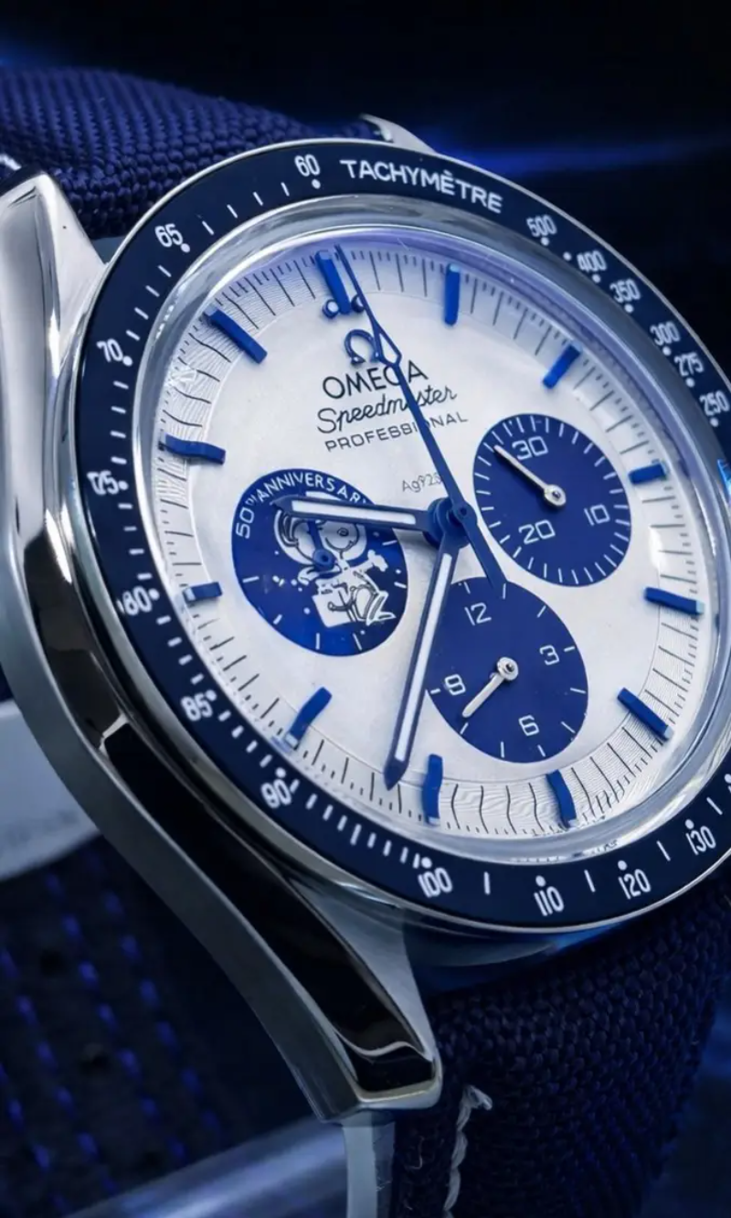 MEGA PROMOÇÃO Relógio Omeg Speedmaster “Silver Snoopy Award” 50th Anniversary  100% Funcional + Pulseira Azul Luxo e Destaque + FRETE GRÁTIS